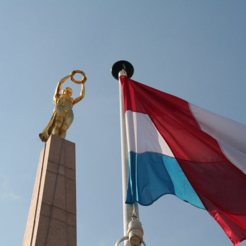 The Golden Lady (“Gëlle Fra”) and the flag of Luxembourg (© SIP)